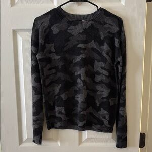 AQUA Cashmere Women’s Sweater - Black and Gray